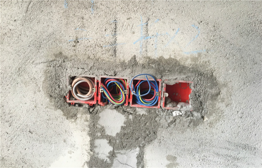 佛山的装修公司有哪些？柳州装修助手装饰工地现场水电布线布管