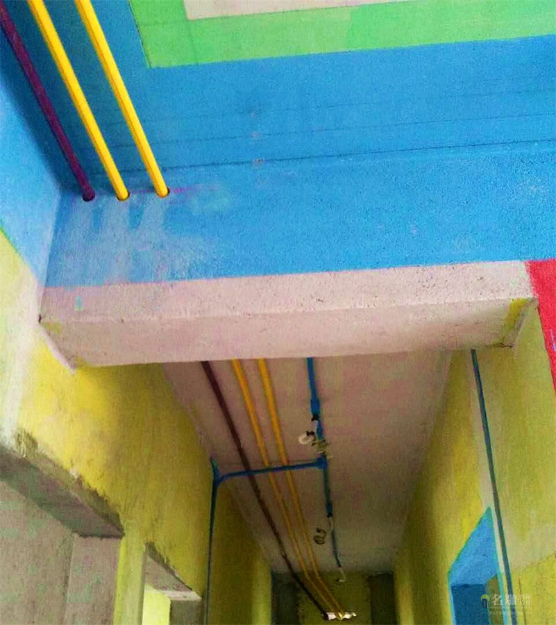 柳州装修助手工地现场-水管走天花