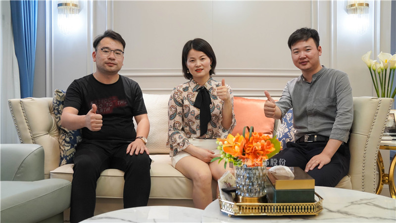 柳州装修助手装饰股份设计师与业主合照