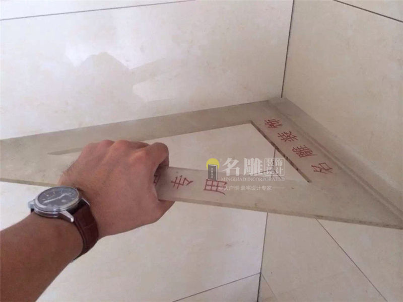 检查墙面瓷砖方正度