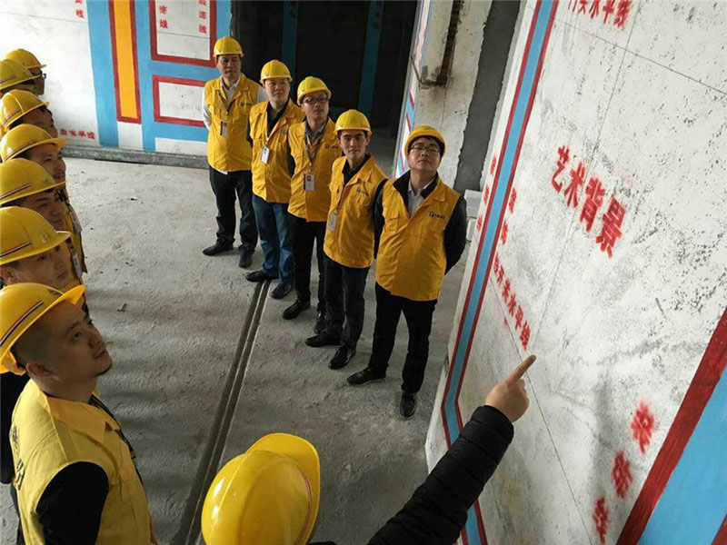 柳州装修助手装饰工程部项目经理跟进工地现场