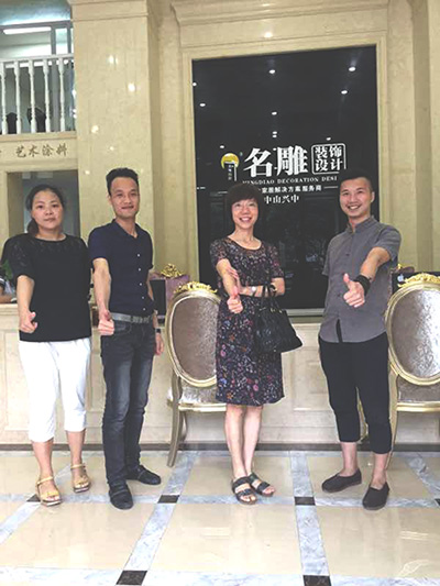 富逸臻园业主梁小姐与柳州装修助手设计师合影